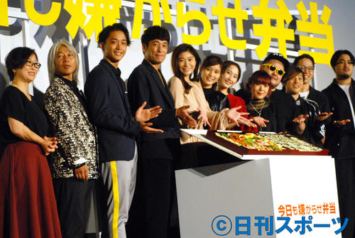 映画「今日も嫌がらせ弁当」初日舞台あいさつに出席した、左から原作者のkaori（ttkk）、塚本連平監督、佐藤寛太、佐藤隆太、篠原涼子、芳根京子、松井玲奈、フレンズ（撮影・大友陽平）