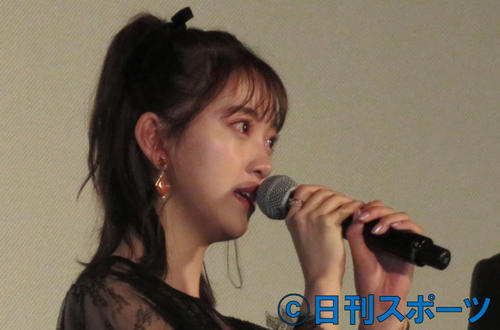 目に涙を浮かべながらあいさつする堀未央奈（撮影・横山慧）