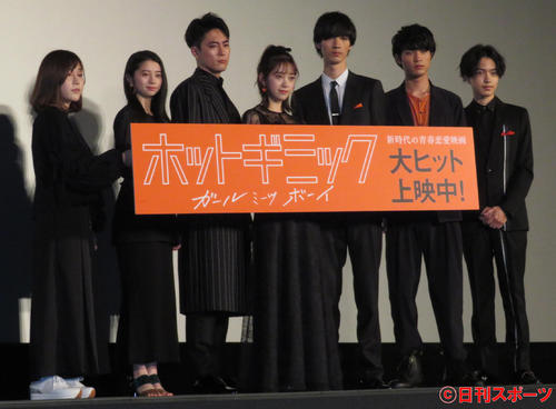 主演映画「ホットギミック　ガールミーツボーイ」の舞台あいさつに出席した堀未央奈（中央）。左から山戸結希監督、桜田ひより、間宮祥太朗、1人おいて清水尋也、板垣瑞生、上村海成（撮影・横山慧）