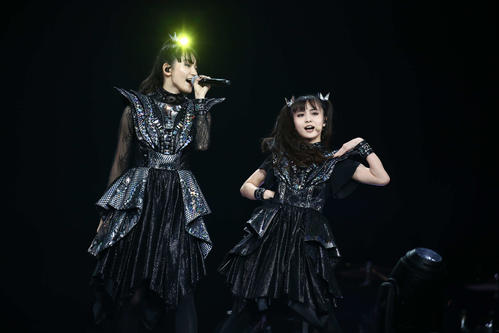 新体制として初の単独ライブを開催したBABYMETAL。SU－METAL（左）とMOAMETAL