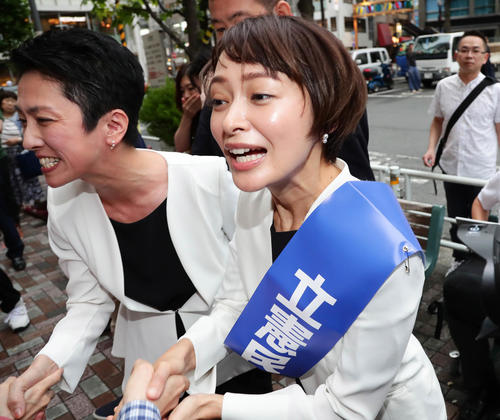 有権者と握手して支持を呼びかける立憲民主党から参院選の比例代表候補として出馬する元モーニング娘の市井紗耶香氏（右）。左は蓮舫副代表（撮影・丹羽敏通）
