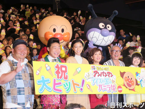 映画「それいけ！アンパンマン　きらめけ！　アイスの国のバニラ姫」の舞台あいさつに出席した、左からANZEN漫才のあらぽん、みやぞん、栄倉奈々、戸田恵子、中尾隆聖、ドリーミング