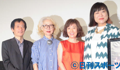 映画「エリカ38」の大ヒット御礼舞台あいさつに出席した、左から奥山由和プロデューサー、木内みどり、浅田美代子、山崎静代