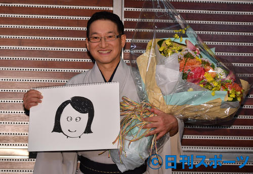 結婚相手のイラストを手に会見する春風亭昇太（撮影・柴田隆二）