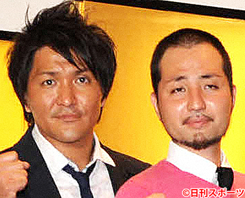 スリムクラブ真栄田賢（左）と内間政成（2011年7月24日撮影）