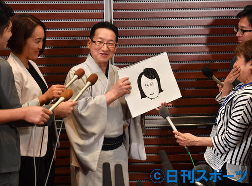 結婚相手の似顔絵を手に会見する春風亭昇太（撮影・柴田隆二）