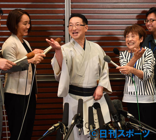 笑顔で結婚会見する春風亭昇太（撮影・柴田隆二）