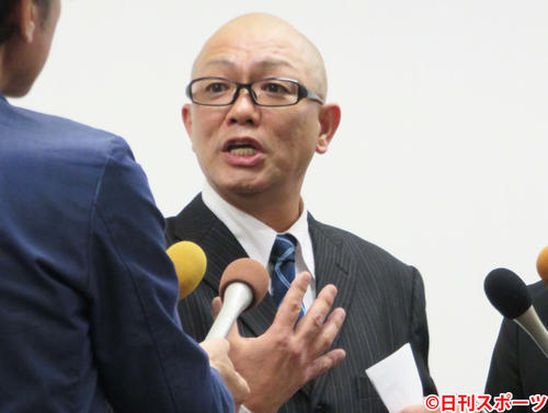 状況を説明するバンドー太郎（撮影・上岡豊）