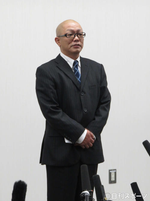 記者会見を開いたバンドー太郎