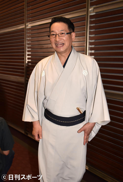 結婚会見を終えて笑顔で引き揚げる春風亭昇太（撮影・柴田隆二）