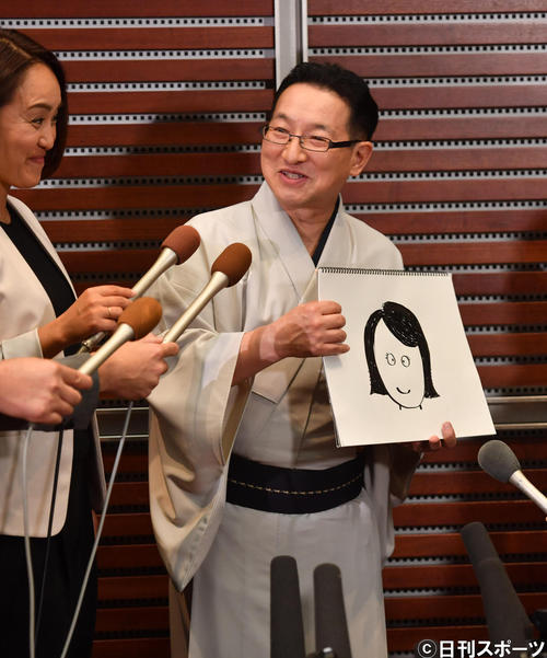 結婚相手の似顔絵を手に会見する春風亭昇太（撮影・柴田隆二）