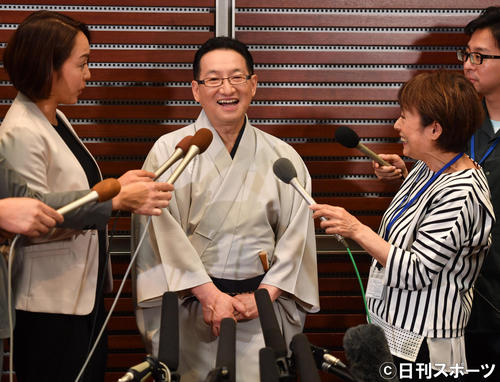 笑顔で結婚会見する春風亭昇太（撮影・柴田隆二）