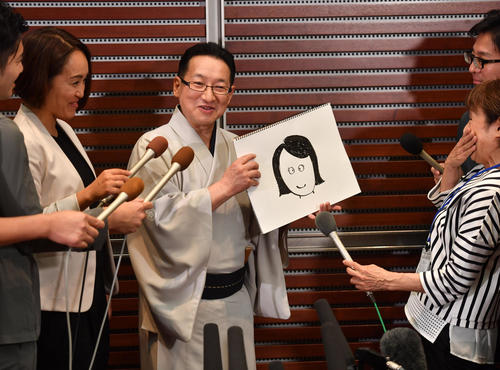 6月30日、結婚相手の似顔絵を手に会見する春風亭昇太（撮影・柴田隆二）