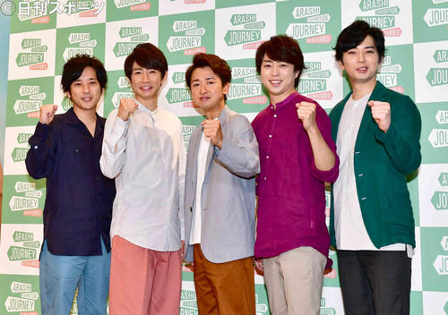 ARASHI　EXHIBITION　JOURNEY　嵐を旅する展覧会の囲み取材に臨む嵐の、左から二宮和也、相葉雅紀、大野智、櫻井翔、松本潤（撮影・小沢裕）