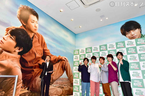 ARASHI　EXHIBITION　JOURNEY　嵐を旅する展覧会の囲み取材に臨む嵐の、左から二宮和也、相葉雅紀、大野智、櫻井翔、松本潤（撮影・小沢裕）