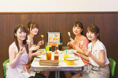 日向坂46初のグループ写真集のワンカット。左から潮紗理菜、佐々木美玲、井口眞緒、高瀬愛奈