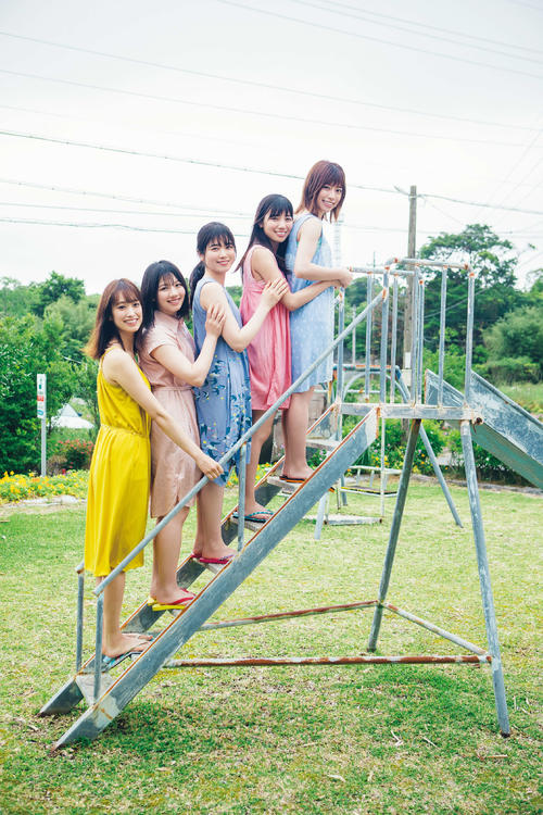 日向坂46初のグループ写真集のワンカット。左から佐々木久美、渡邉美穂、丹生明里、河田陽菜、東村芽依