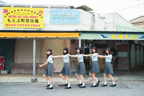 日向坂46初のグループ写真集のワンカット。左から河田陽菜、上村ひなの、金村美玖、濱岸ひより、小坂菜緒