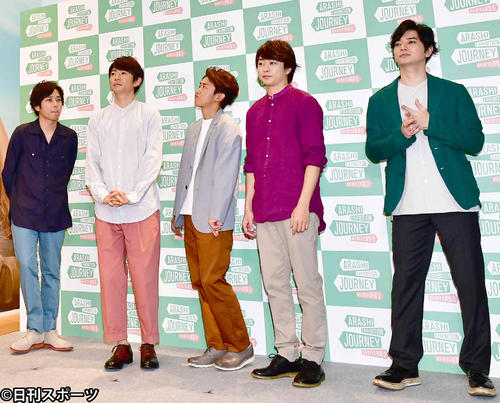 「ARASHI　EXHIBITION　JOURNEY　嵐を旅する展覧会」の囲み取材に臨む嵐の、左から二宮和也、相葉雅紀、大野智、櫻井翔、松本潤（撮影・小沢裕）