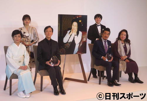 岩谷時子賞授賞式に出席した、左から竹下景子、昆夏美、坂東玉三郎、藤田真央氏、宇崎竜童、阿木燿子氏