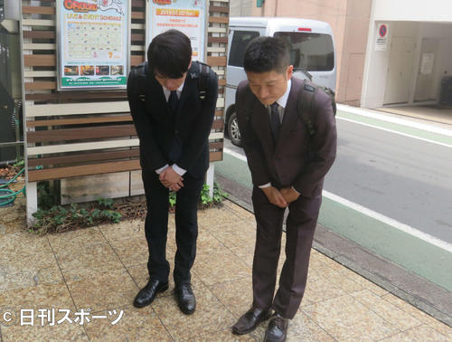 ワタナベエンターテインメントに出勤したザブングルの松尾陽介（左）と加藤歩