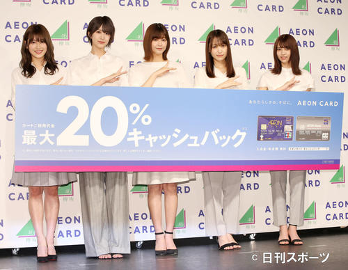 フォトセッションで写真に納まる、左から欅坂46守屋茜、土生瑞穂、渡邉理佐、菅井友香、小林由依（撮影・河田真司）