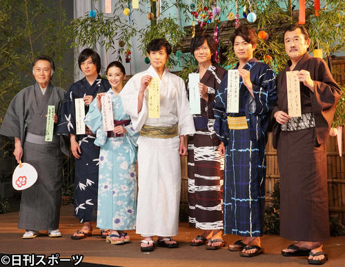テレビ朝日系ドラマ「刑事７人」の会見に出席した出演者は、願いを書いた短冊を手に笑顔。左から北大路欣也、塚本高史、倉科カナ、東山紀之、田辺誠一、白洲迅、吉田鋼太郎（撮影・遠藤尚子）