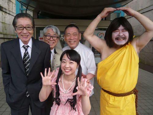 「生きる」の出演者と七瀬(前列中央)