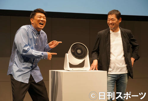 バルミューダ新商品発表会に出席したTKO木本武宏（左）と寺尾玄社長（撮影・遠藤尚子）