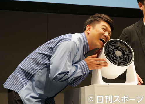 新商品のサーキュレーターに顔を寄せるTKO木本武宏（撮影・遠藤尚子）