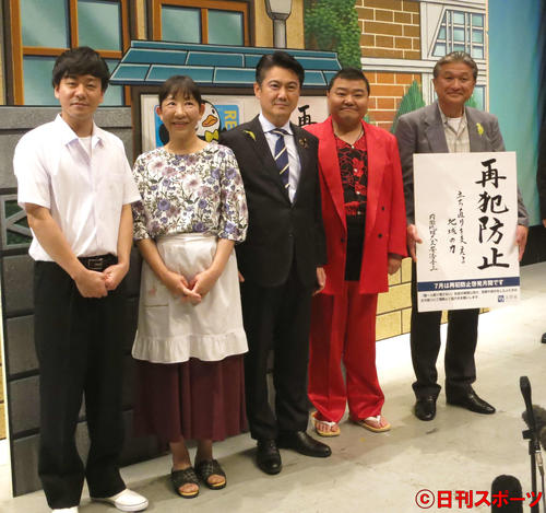 吉本新喜劇に出演した、左から新名徹郎、浅香あき恵、山下貴司法相、川畑泰史座長、青野敏行（撮影・星名希実）