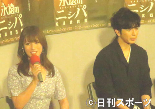 完成試写会に出席した深田恭子（左）と松本潤（撮影・大井義明）