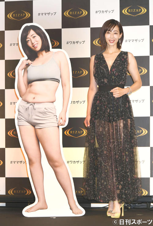 「ライザップ」の新CM発表会で、引き締まったボディーを披露した井上和香（撮影・酒井清司）