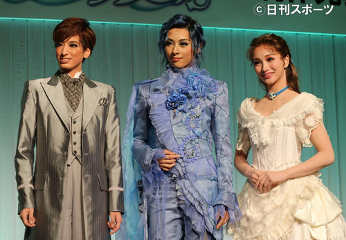 宝塚歌劇団花組公演の制作発表会見に出席した、左から柚香光、明日海りお、華優希