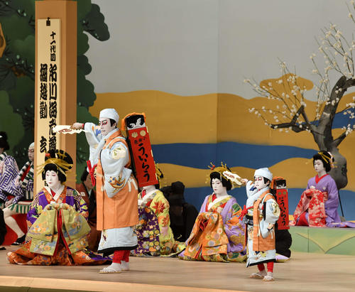 「外郎売」に出演した市川海老蔵（左）、堀越勸玄君（Ｃ）松竹