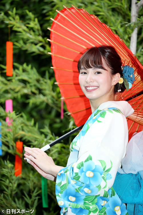 和傘を差し笑顔で写真に納まる浴衣姿の関水渚（撮影・河田真司）
