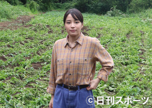 ジャガイモ畑を瀬に取材に応じる広瀬すず（撮影・浅水友輝）