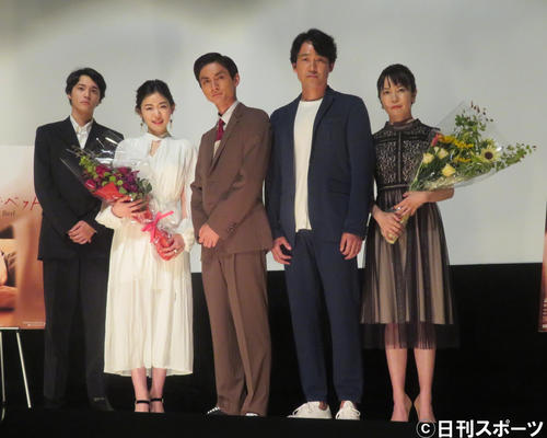 映画「アンダー・ユア・ベッド」完成披露上映会に出席した、左から三宅亮輔、西川可奈子、高良健吾、安倍賢一、安里麻里監督