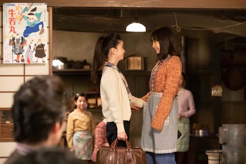 帰省中に夕見子（左＝福地桃子）と会ったなつ（広瀬すず）