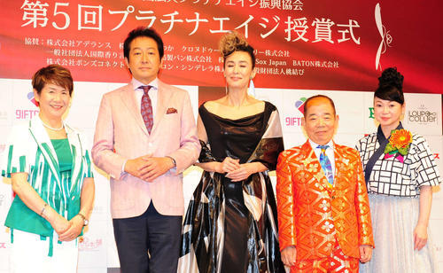プラチナエイジ授賞式に出席した、左から井村雅代さん、辰巳琢郎、萬田久子、池乃めだか、未知やすえ（撮影・松本久）