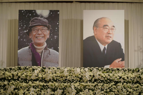 佐藤純弥監督（左）、坂上順氏をしのぶ会の祭壇
