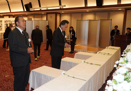 佐藤純弥監督と坂上順氏をしのぶ会で献花する北大路欣也（右）、小林稔侍
