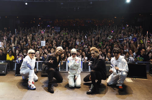 「OTAQUEST　LIVE」に出演し現地のファンをバックに写真に納まる、左からVERBAL、ELLY、LISA、登坂広臣、☆Taku