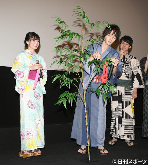 映画「GOZENー純恋の剣ー」の初日舞台あいさつで、七夕に願いを込めた。「仮面ライダーになりたい」と短冊に書いた優希美青（左）。中央は犬飼貴丈、右は武田航平（撮影・酒井清司）
