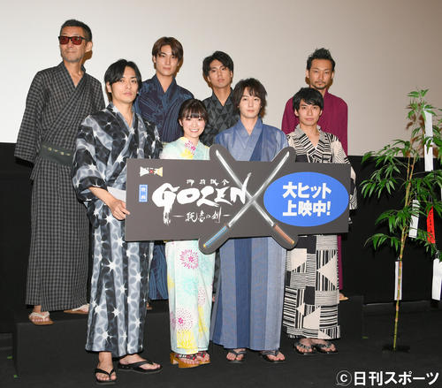 映画「GOZENー純恋の剣ー」の初日舞台あいさつで記念撮影する、前列左から久保田悠来、優希美青、犬飼貴丈、武田航平。後列左から石田秀範監督、町井祥真、小野塚勇人、波岡一喜（撮影・酒井清司）