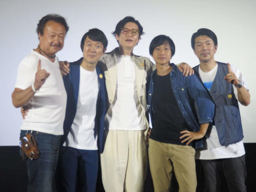 映画「こはく」の初日舞台あいさつに出席した、左から撮影の根岸憲一氏、大橋彰、井浦新、音楽の車谷浩司、横尾初喜監督