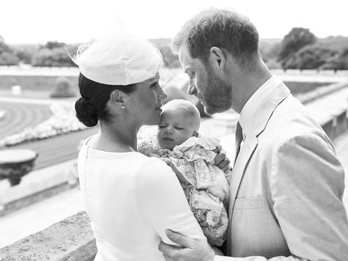 ヘンリー英王子とメーガン妃が公開した、夫妻と長男アーチーちゃんの写真（ロイター＝共同）