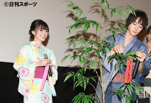 「仮面ライダーになりたい」と短冊に書いた優希美青（左）。右は犬飼貴丈（撮影・酒井清司）
