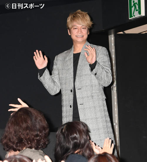 観客に笑顔で手を振る香取慎吾（撮影・酒井清司）