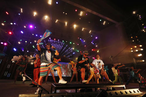 全国ツアー沖縄公演で会場を盛り上げるケツメイシ。左から大蔵、RYOJI、RYO